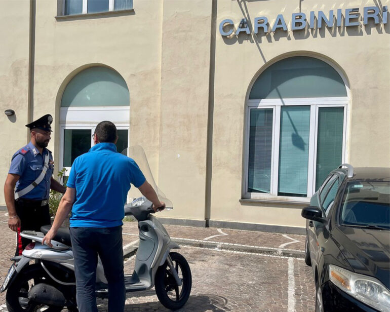 Dalla penisola sorrentina a Gragnano per spingere uno scooter rubato: due arresti