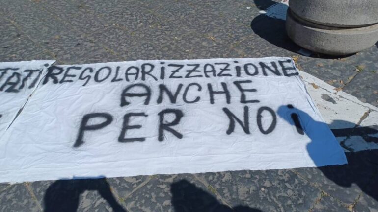 Notte in tenda e all’aperto, poi la protesta negli uffici comunali: l’incubo delle famiglie sfrattate di Castellammare