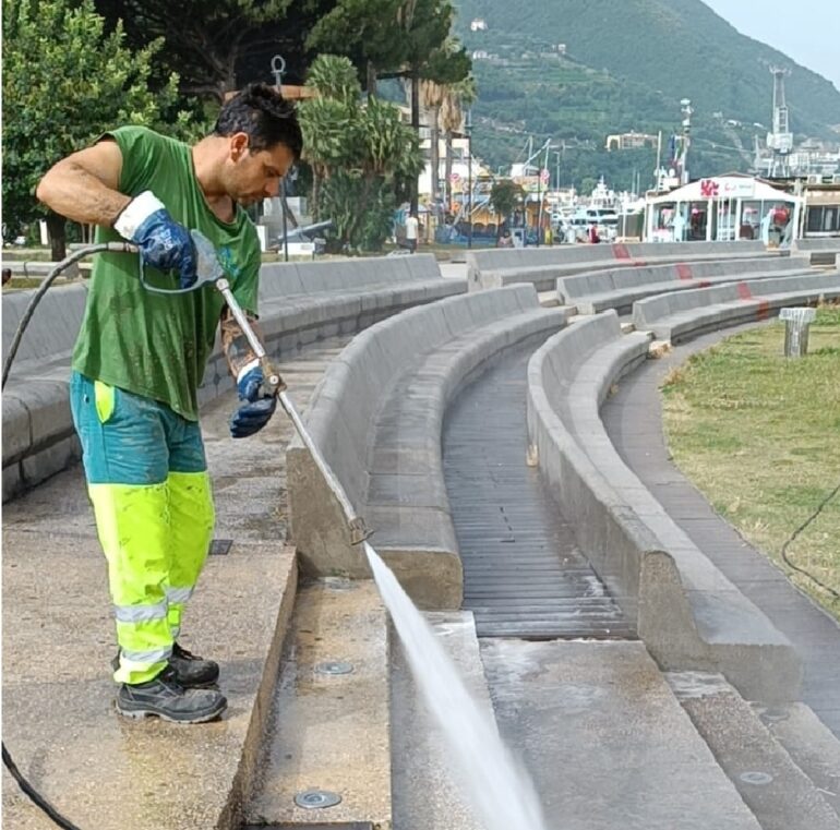 Castellammare, lavaggio e sanificazione in villa comunale