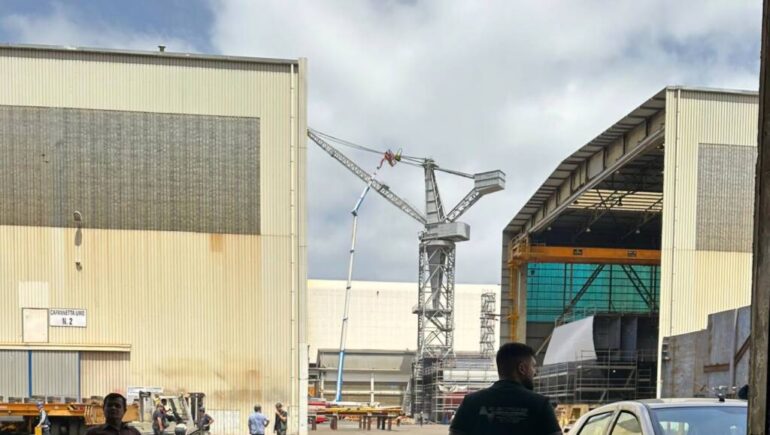 Paura in Fincantieri.  Cedono i cavi di una gru: nessun ferito. Operai bloccati nella cabina di controllo