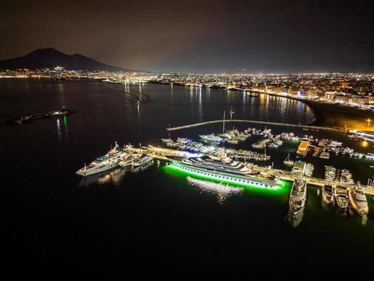 Castellammare regina dei Grandi Yachts, turisti di lusso in tour in città