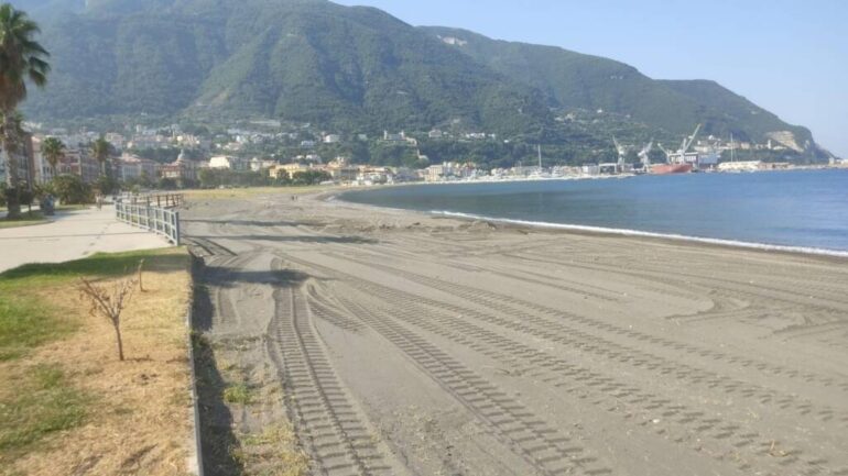 Castellammare, Vicinanza annuncia: “Lungomare balneabile”. E compra docce e bagni pubblici