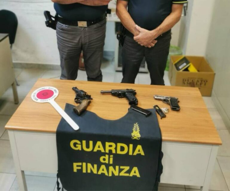 Gragnano, trovate pistole e munizioni in un tombino