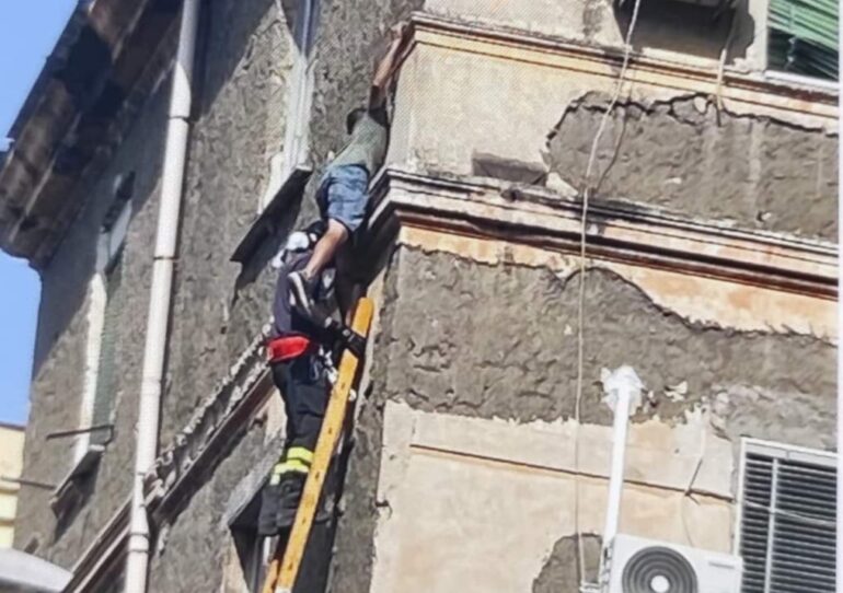 Castellammare, finge il suicidio. Ma è un ladro di appartamenti